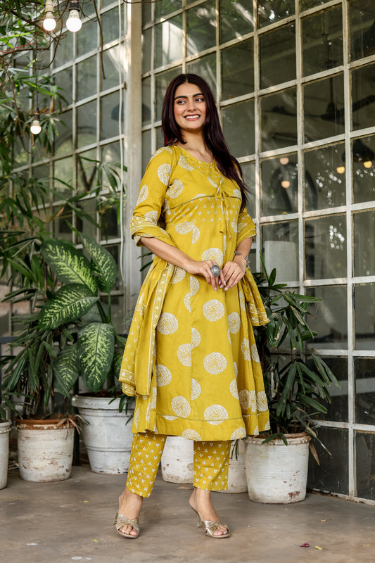 Luxurious Kurti Set with Coordinated Dupatta and Pants
